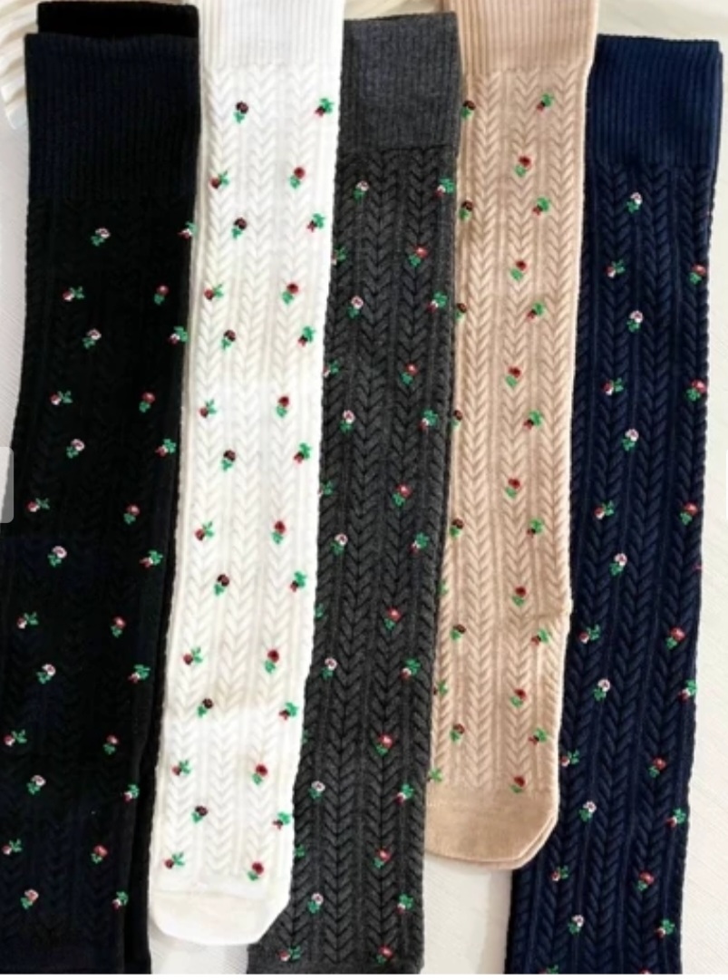 جوراب گندمی بالا زانو گلدوزی شده زنانه کد ۵۵۵